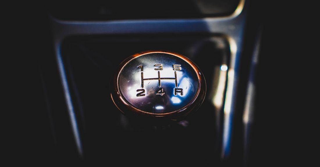 Dominando el volante: ¿cómo manejar un auto mecánico con confianza? Thumbnail